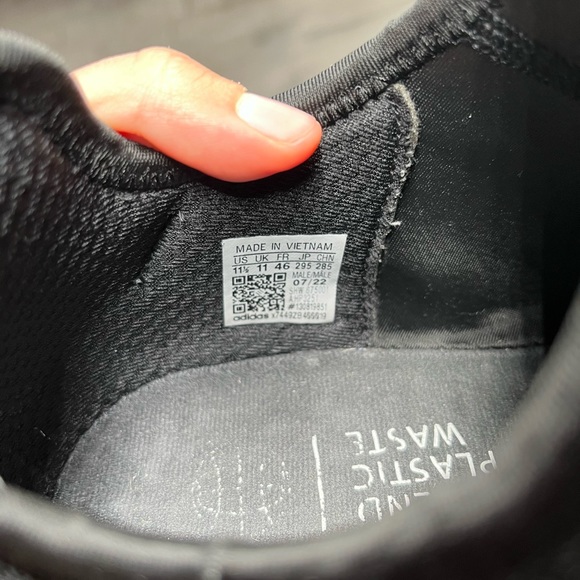 Adidas black shoe NMD R1.V2 - Picture 4 of 7